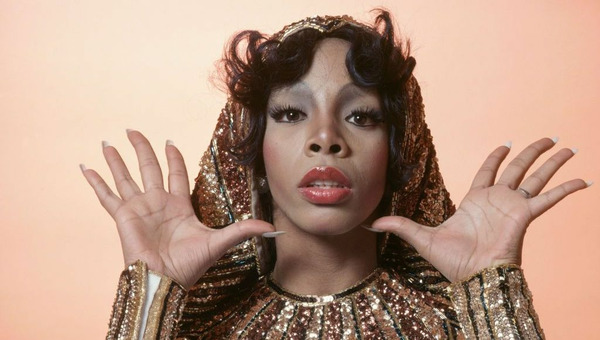 Elle connait un gros succès avec "Love to love you Baby". C'est ?