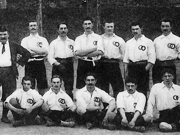 Le 1er mai 1904, contre qui l'équipe de France de Football a-t-elle disputé son premier match officiel ?
