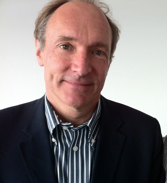 Tim Berners-Lee navrhl jazyk HTML a aplikaci WWW, odkud pocházel?