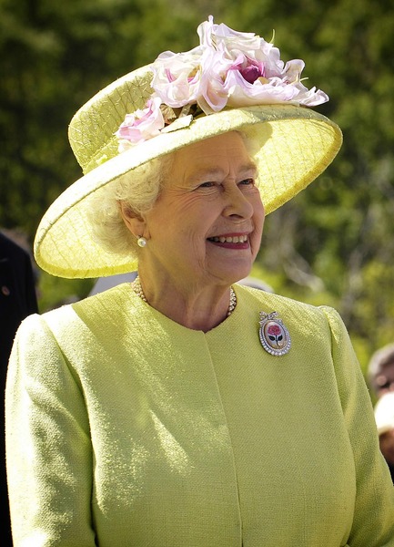 En quelle année Elisabeth II a-t-elle été couronnée ?