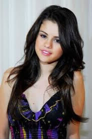 Avec qui Selena Gomez joue-t-elle dans la série "les sorciers de Waverly place" ?