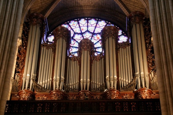 Combien de tuyaux renferme le grand orgue de la cathédrale ?