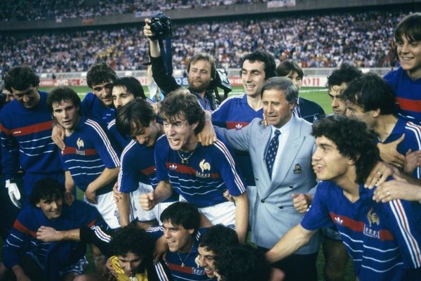 Avec quel entraîneur la France a-t-elle remporté la Coupe d'Europe de football de 1984 ?