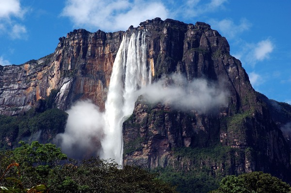 Comment s’appelle la plus grande cascade du monde située dans le parc national de Canaima au Venezuela ?