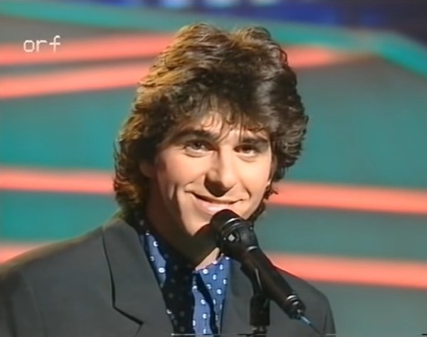 Qui est ce chanteur aux origines corse qui interpréta "Mama Corsica" lors de l'Eurovision 93 ?
