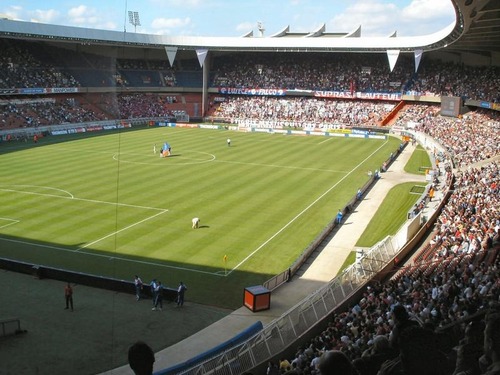Combien de places compte le Parc des Princes, stade du PSG, en configuration LIGUE 1 ?