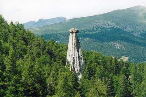 Comment s'appelle cette roche située dans le Queyras ?