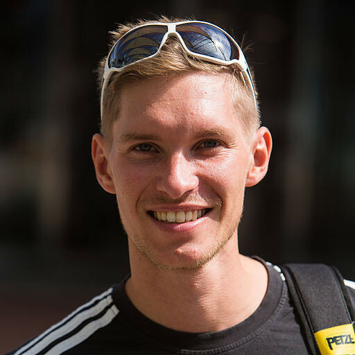 En 2024, accompagné de Friedi Kuehne, Lukas Irmler a joué les funambules à 2500 mètres de hauteur entre deux...