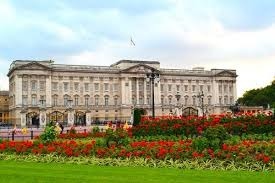 Dans quelle ville peut-on apercevoir le palais de la reine d'Angleterre ?