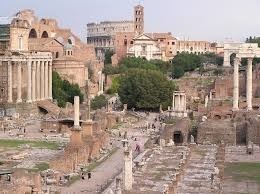 Par combien de collines le centre historique de Rome est-il dominé ?