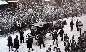 Lors des funérailles de Victor Hugo en 1885, deux millions de personnes l'ont accompagné jusqu'au Panthéon. L'écrivain avait choisi son corbillard. Il voulait qu'il soit :