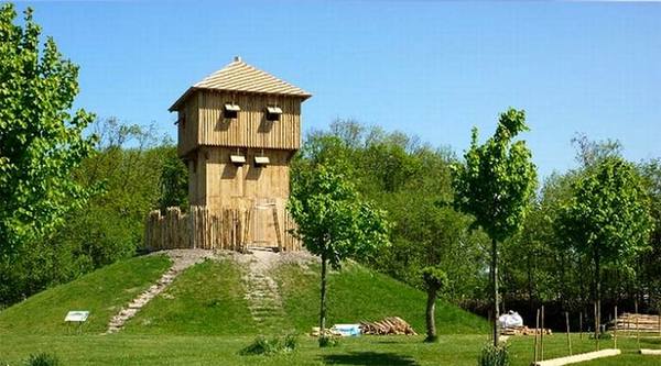 Au début du Moyen-Âge, les premiers châteaux forts étaient construits en...