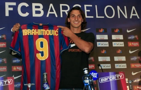 En 2009, il rejoint le FC Barcelone. Son transfert inclut un échange avec :