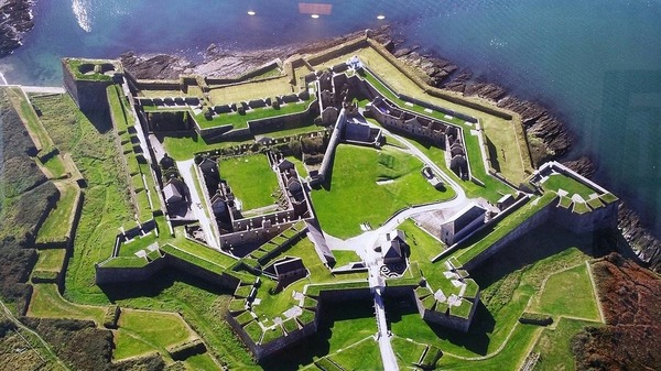 Où se trouve le célèbre bâtiment Charles Fort ?