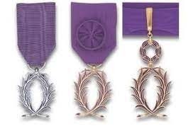 Quelle décoration française comporte un ruban violet ?
