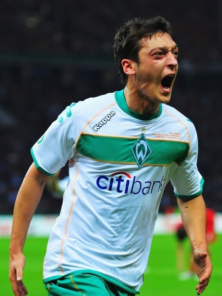 En 2009, que remporte-t-il avec le Werder ?