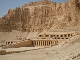 "Dans quelle vallée a été découvert le tombeau du pharaon Toutânkhamon ?"