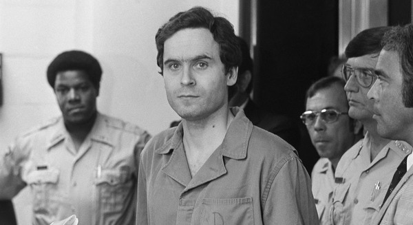 Quelle était la technique du tueur en série américain Ted Bundy pour attirer ses victimes ?