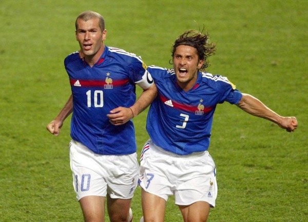 Lors de l'Euro 2004, contre quelle équipe Zinédine Zidane a-t-il inscrit un doublé dans les dernières minutes ?