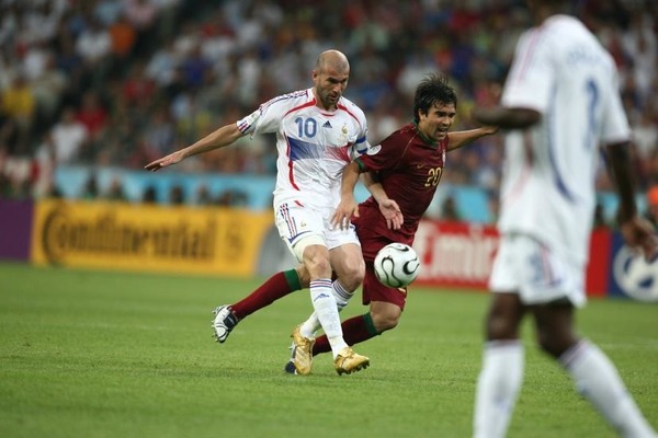 Dans la seconde demi-finale France-Portugal, de quelle manière Zinédine Zidane a-t-il inscrit le seul but du match ?