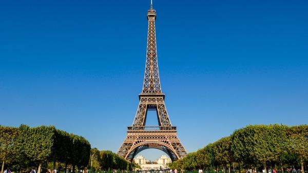Dans quel pays peut-on contempler la tour Eiffel, haute de 324 mètres ?