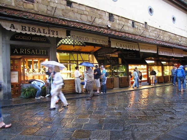 Qui achète principalement sa marchandise sur le Ponte Vecchio à Florence ?