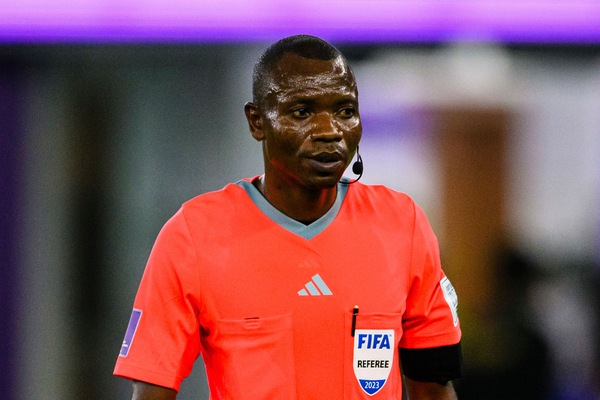 L'arbitre de la finale est Jean-Jacques Ndala. Il est...