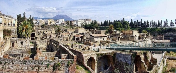 Quelle ville importante, a côté de Pompéi, a été détruite par le Vésuve ?