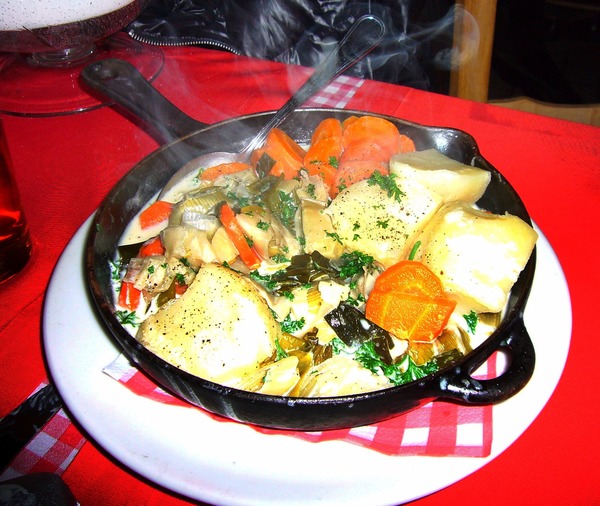 Quel plat belge peut aussi bien être à base de volaille, de poisson ou de crustacés ?