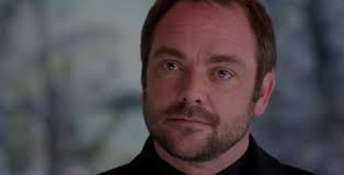 De quelle couleur sont les yeux de Crowley ?