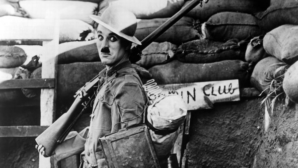 La même année sort le film "Charlot Soldat", dans lequel Chaplin met en scène...