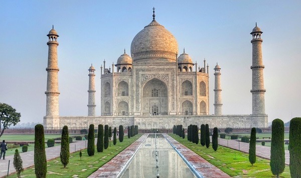 Lequel de ces monuments ne fait pas partie des sept merveilles du monde ?