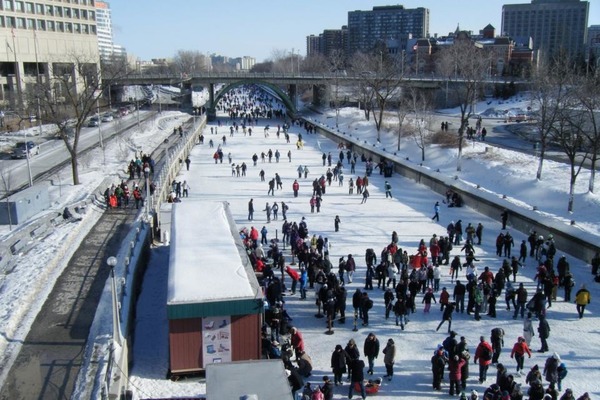 Dans quelle ville peut-on s'amuser sur la plus longue patinoire extérieure au monde ?
