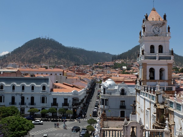 De quel pays Sucre est-elle la capitale constitutionnelle ?