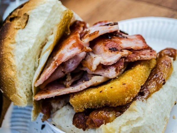 Comment appelle-t-on le sandwich local de Belfast que l'on retrouve au Saint George's Market ?