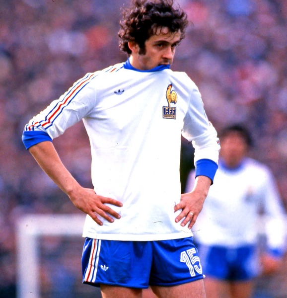 81ème minute d'un match amical à Naples en 1978, le tout jeune Michel Platini trompe le légendaire Dino Zoff....