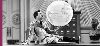 Dans le film de Charlie Chaplin, le dictateur joue avec un ballon en forme...