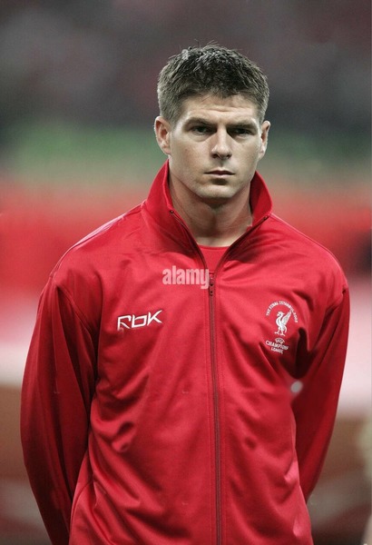 Il a 24 ans, est formé au club, et il est le capitaine de Liverpool lors de cette finale. C'est ?