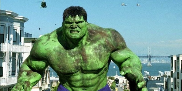 Dans le film "HULK" sorti cette année-là, qui incarne Bruce Banner ?