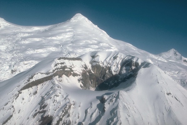 Quel stratovolcan porte le nom d'un explorateur de l'USGS, aux États-Unis ?