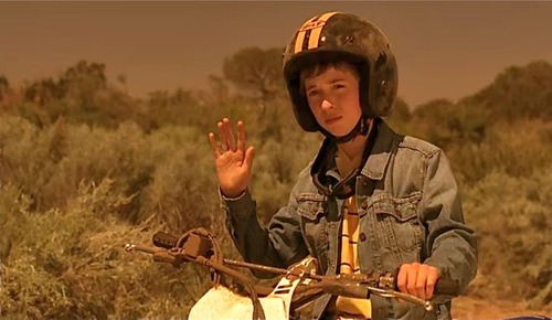 Kto zabija chłopca, który jeździł po pustyni na motorze i zobaczył akcje z pociągiem w 5 sezonie ?