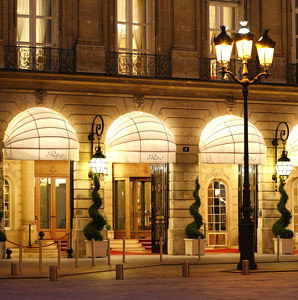 Quel palace se trouve place Vendôme (Paris) ?