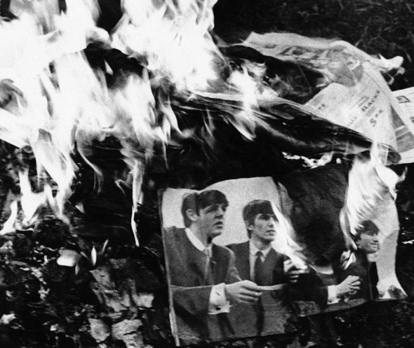 En 1966, une partie de la jeunesse américaine est scandalisée par des propos de John Lennon qui aurait déclaré que les Beatles sont devenus plus populaires que .....