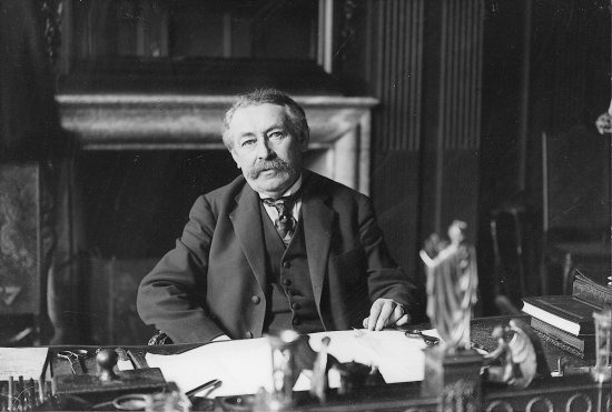 Quel grand pacifiste fut élu député du département de la Loire de 1902 à 1919 ?