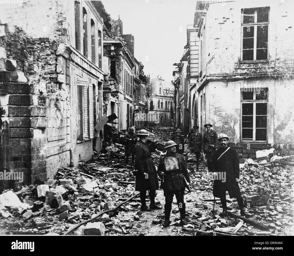 L'armée allemande bombarde le centre-ville le 20 mai 1918, le détruisant quasi intégralement à l'exception du beffroi pendant ... jours.