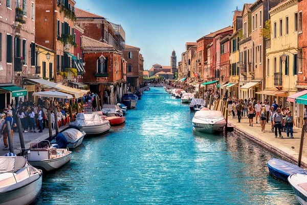 Sur quelle île située à Venise peut-on visiter le très réputé Musée du verre ?