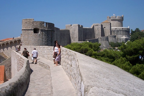 Quel est la longueur des célèbres remparts de la cité de Dubrovnik ?