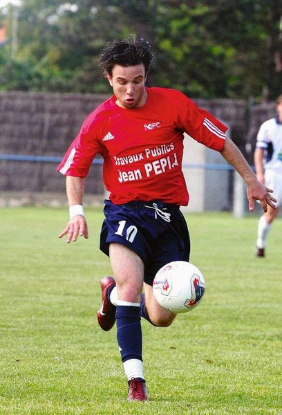 Lors de la saison 2003-2004, il joue au Langon Castets FC qui évolue alors en....