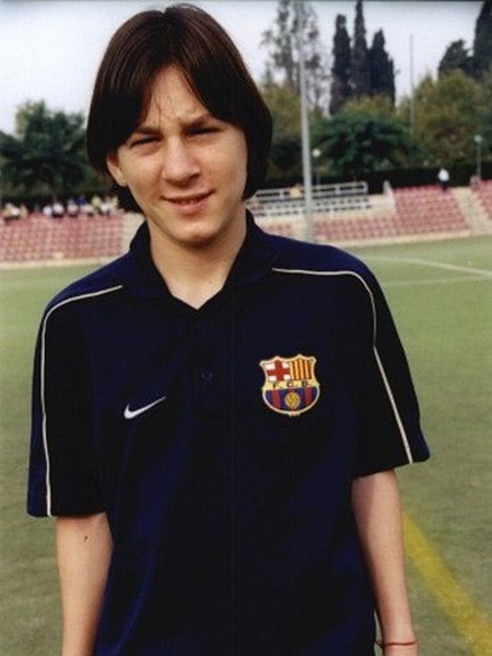 Avant d'être repéré par le FC Barcelone en 2000, avec quel club argentin Lionel Messi a-t-il inscrit 234 buts en junior ?