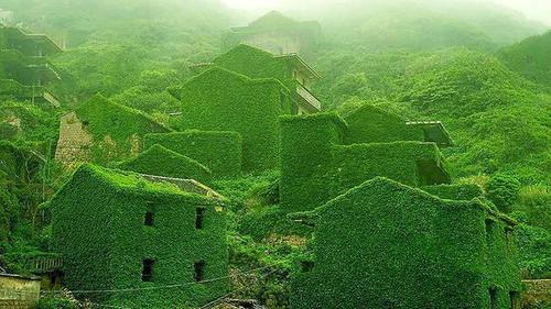 Où peut-on voir ce village abandonné "verdoyant" ?